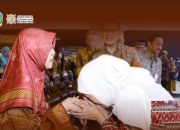 Air Mata Haru Warnai Hari Guru 2025, Gubernur Khofifah Dipertemukan dengan Guru Masa Kecilnya