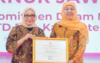 Hari Ibu 2025, Khofifah Terima Penghargaan Nasional dari Menteri PPPA RI