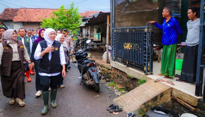 Tinjau Lokasi Banjir Situbondo, Gubernur Khofifah Siapkan Langkah Strategis Jangka Pendek dan Panjang