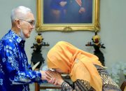 Gubernur Khofifah Sampaikan Duka Mendalam atas Wafatnya Wakil Presiden ke-6 RI Try Sutrisno