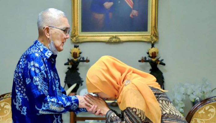 Gubernur Khofifah Sampaikan Duka Mendalam atas Wafatnya Wakil Presiden ke-6 RI Try Sutrisno