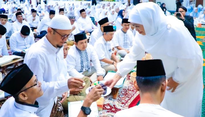 Khotmil Qur’an Inklusif di Grahadi, Gubernur Khofifah Ajak Perangkat Daerah dan Komunitas Tuli Raih Berkah Ramadan