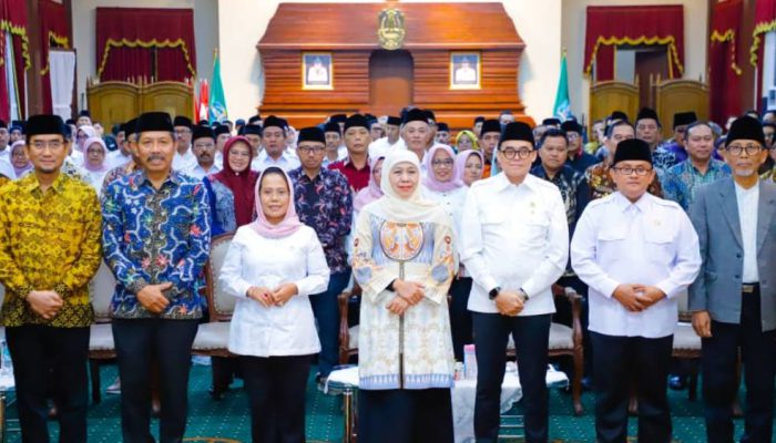 Gubernur Khofifah Dorong Koperasi Jatim Naik Kelas Saat Pelantikan Dekopinwil 2025–2030