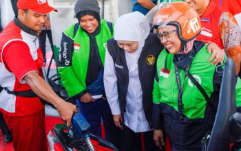 Gubernur Jatim Salurkan BBM dan Sembako untuk 200 Pengemudi Ojol di Sidoarjo