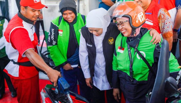 Gubernur Jatim Salurkan BBM dan Sembako untuk 200 Pengemudi Ojol di Sidoarjo