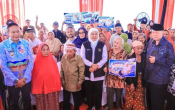 Gubernur Jawa Timur Serahkan Zakat Produktif untuk Pedagang Lansia di Kota Malang