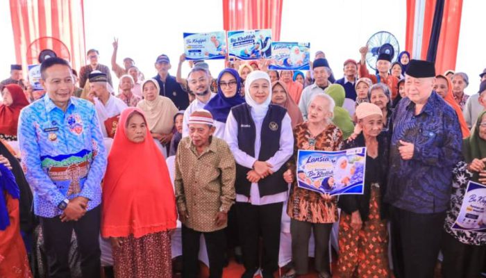 Gubernur Jawa Timur Serahkan Zakat Produktif untuk Pedagang Lansia di Kota Malang