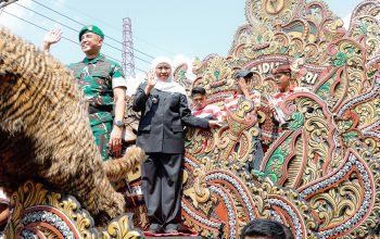 Gubernur Khofifah dan Pangdam V/Brawijaya Lepas Karnaval Budaya Bakti TNI untuk Negeri di Bangkalan, Perkuat Persatuan dan Lestarikan Budaya Madura