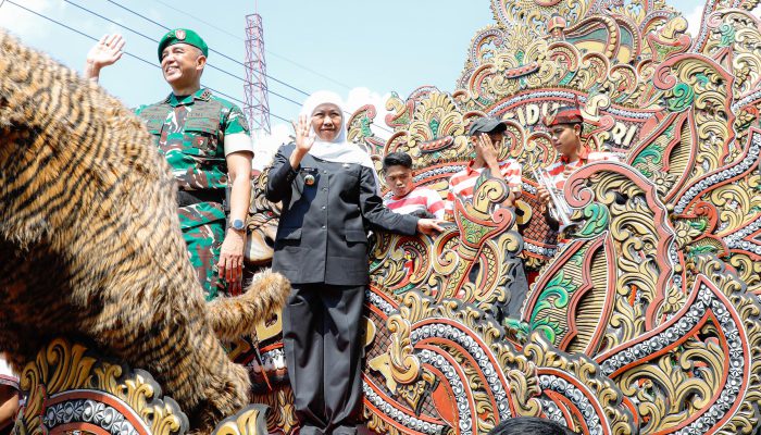 Gubernur Khofifah dan Pangdam V/Brawijaya Lepas Karnaval Budaya Bakti TNI untuk Negeri di Bangkalan, Perkuat Persatuan dan Lestarikan Budaya Madura