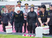 Tabur Bunga di Monumen TRIP Malang, Gubernur Khofifah dan Destry Damayanti Teguhkan Warisan Nilai Kepahlawanan Bangsa