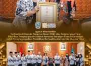 Gubernur Khofifah Dinilai Penuhi Kriteria Ketat, PB PGRI Berikan Penghargaan Dwija Praja Nugraha