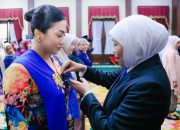 Apresiasi Pengabdian ASN, Khofifah Anugerahkan Satyalancana Karya Satya bagi 469 Pegawai Pemprov Jatim