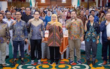 Terima Penghargaan AMSI, Khofifah Tegaskan Pentingnya Jurnalisme Berkualitas di Era Digital
